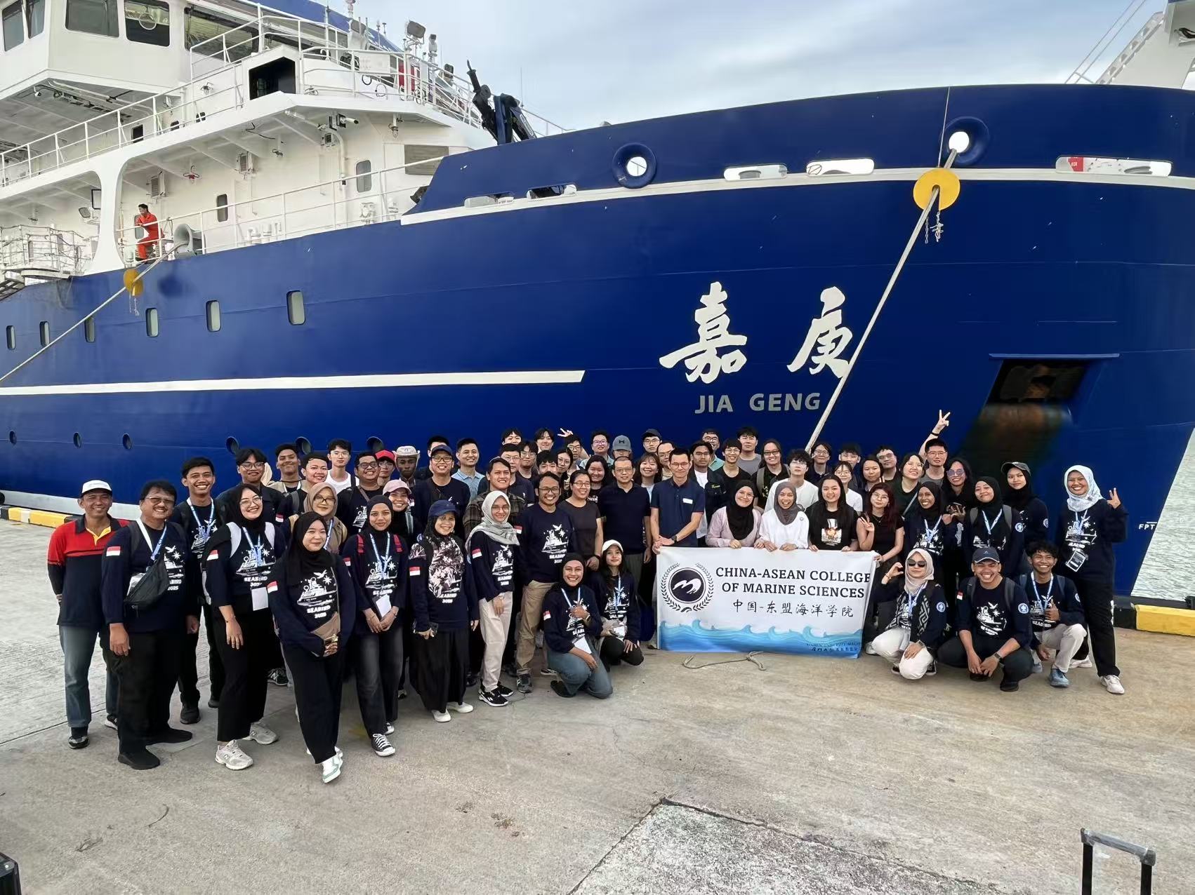 XMUM & XMU Students Explore World-Class Research Vessel Tan Kah Kee (TKK) 