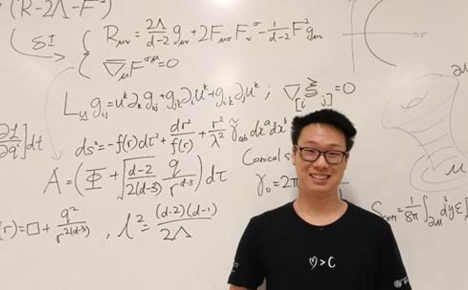 GradSeason | Toh Yu Xuan: Exploring the Infinite Universe with Pen and Paper