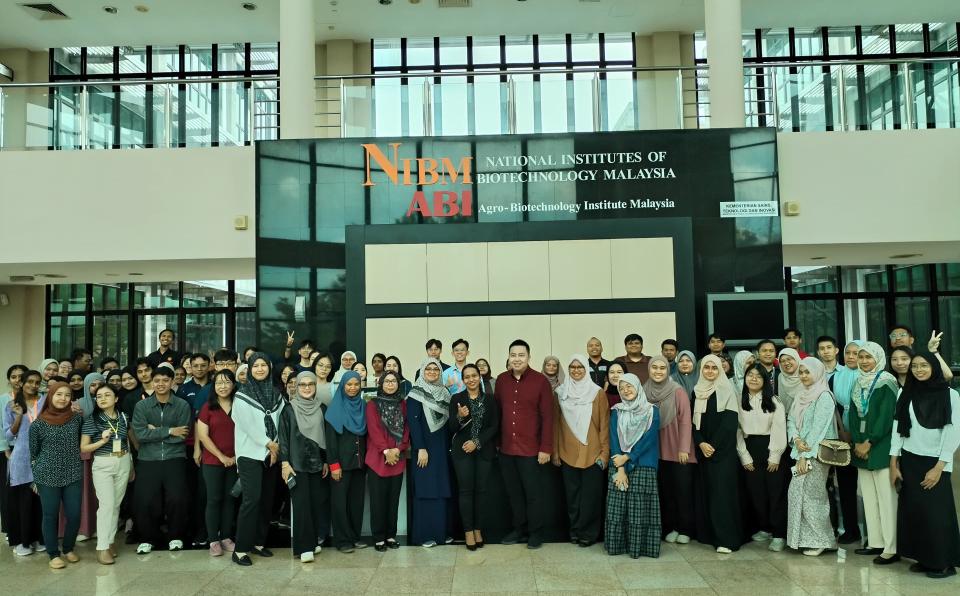 Group-photo-Dr-Tan-Jian-Ping-and-ABI-researchers-&-scientists-after-the-talk