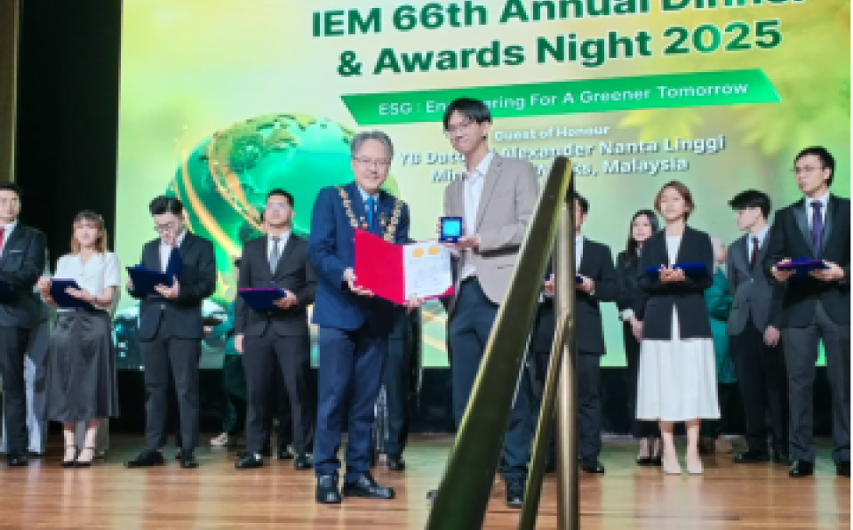 Malvin-being-conferred-the-IEM-Gold-Medal-Award