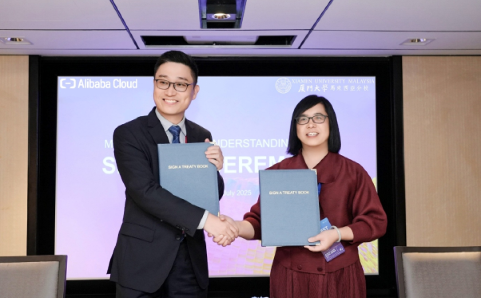 MoU-signing-between-Mr.-Huang-Kun-(left)-and-Prof.-Dr.-Wang-Huiqiong-(right)