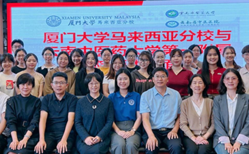 Group photo of the 25 interns with representatives from Yunnan CM University and the First Affiliated Hospital