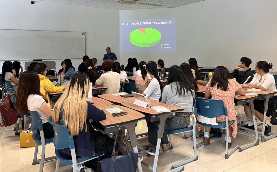 Education Workshop Equips English Students with Real-World Skills