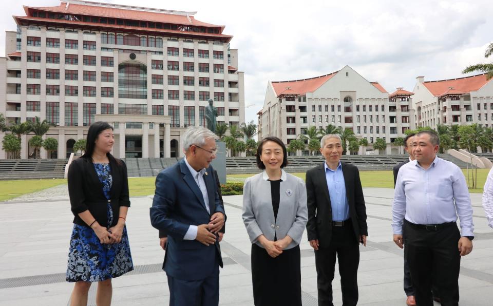 Fujian Vice Governor Guo Ningning Visits XMUM (2)